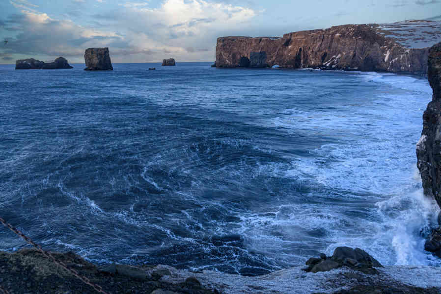 Islandia 128 - reserva natural de Dyrhólaey - acantilados de Dyrhólaey y playa de Kirkjufjara.jpg
